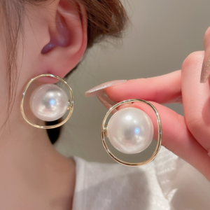 Pearl earring